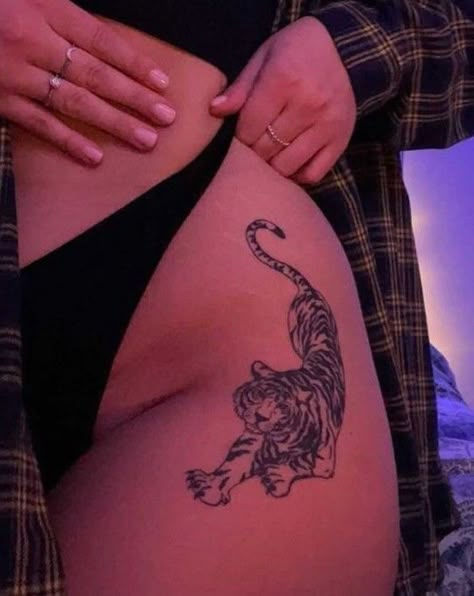 Tiger Tattoo Thigh, Tato Minimal, Hip Thigh Tattoos, Hip Tattoos Women, Leg Tattoos Women, Stylist Tattoos, Thigh Tattoos Women, Classy Tattoos, Discreet Tattoos