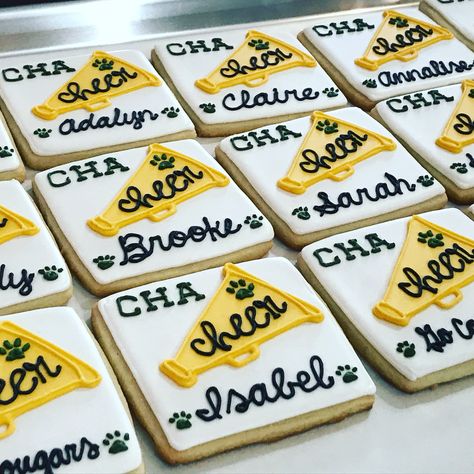 Cheer Cookies Ideas, Cheer Cookies Decorated, Cheerleading Cookies, Cheerleader Cookies, Cheer Cookies, Easy Cheers, Sports Cookies, Cheer Banquet, Basketball Cheers