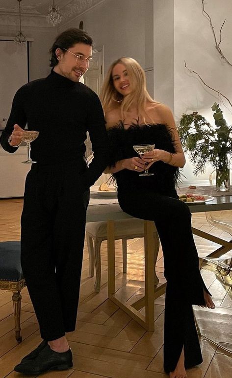 Couples Nye Outfits, Holiday Party Couple Outfits, Chic Couple Outfits, Nye Couple Outfits, Couples New Years Eve Outfits, Couples Christmas Outfits Dressy, Couple Date Night Outfits Classy, Casual Prenup, Black Matching Outfits