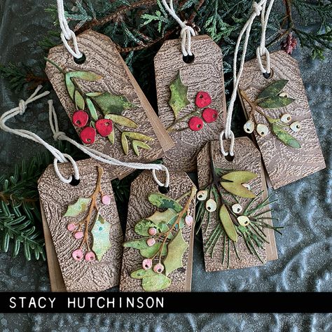 Tim Holtz Christmas Gift Tags, Sizzix Tim Holtz Christmas Cards, Sizzix Cards Christmas, Tim Holtz Tags Christmas, Tim Holtz Christmas 2023, Christmas Gifts For Kids To Make, Diy Christmas Tags Handmade, Sizzix Tags, Tags Ideas Handmade