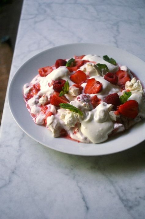 Strawberry Eton Mess, Eaten Mess Dessert, Eaton Mess Recipe, Eton Mess Recipe, Eaton Mess, British Food Traditional, Strawberries And Raspberries, British Foods, Baked Meringue