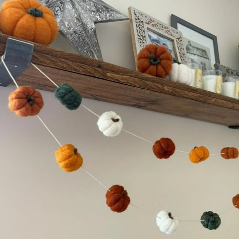 A handmade needle felted pumpkin garland with mini pumpkins in a variety of autumnal colours. Measures 1M in length and is the perfect addition to any Halloween window display. Made using 100% Corriedale wool fibres. THIS IS NOT A TOY Felted Garland, Halloween Homemade Decorations, Needle Felted Halloween, Needle Felting Halloween, Halloween Garland Diy, Halloween Needle Felting, Autumn Needle Felting, Needle Felt Halloween, Felt Halloween Garland