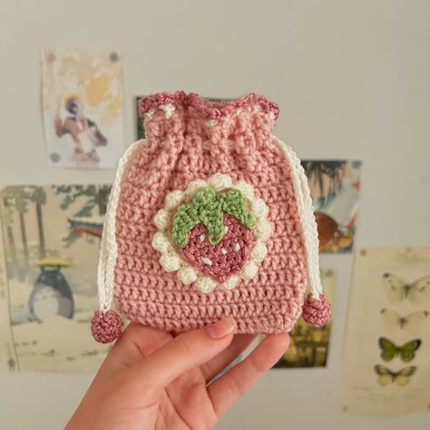 made by @minibunnz on instagram , pattern by @cl0udyches on instagram Cute Crochet Wallpaper, Crochet Heart Bags, Crochet Bag Strawberry, Mini Crochet Pouch, Crochet Pink Ideas, Strawberry Pouch Crochet, Small Crochet Bags, Crochet Accessories Ideas, Small Crochet Pouch