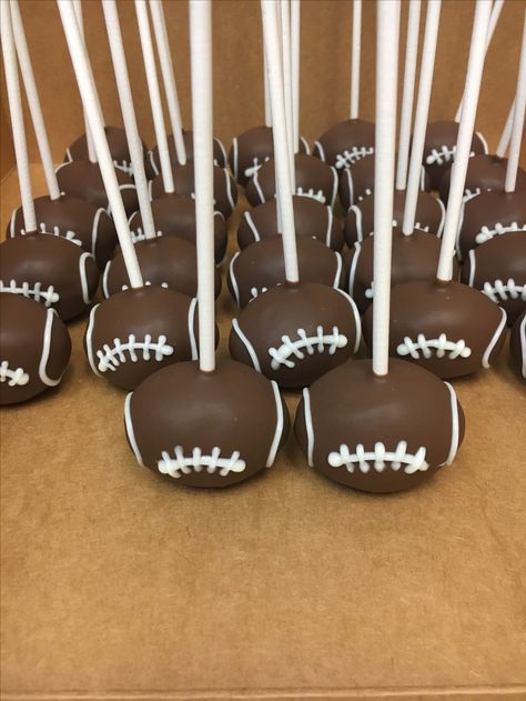 Football cake pops Football Themed Bridal Shower Ideas, Football Cakepops, Football Shaped Cake, 31st Party, Shaped Cake Pops, Football Cake Pops, Cake Pop Ideas, Cake Football, Football Food Appetizers