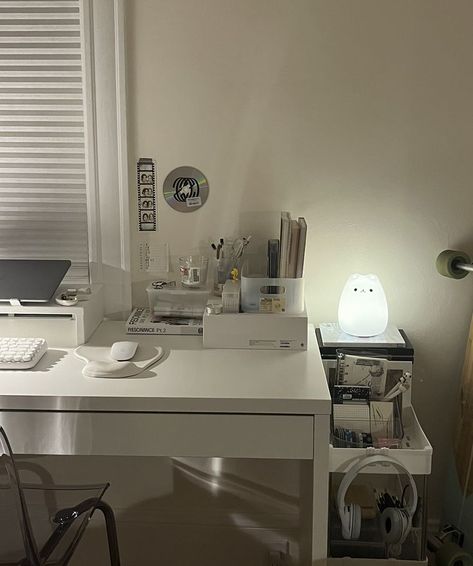 Muji Room Aesthetic, Desk Aesthetic Simple, Room Ideas White Minimalist, Room Decor White Aesthetic, Desk Inspo Minimalist, Desk Simple Decor, Minimalistic Desk Decor, Room Ideas Kpop Aesthetic, Room Decor Clean Aesthetic