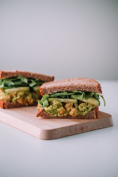 Smashed Chickpea Avocado Sandwich Smashed Chickpea, Chickpea Avocado, Avocado Sandwich, Easy Lunch Recipes, Ripe Avocado, Work Lunch, Healthy Lunch Recipes, Easy Lunches, Vegan Breakfast