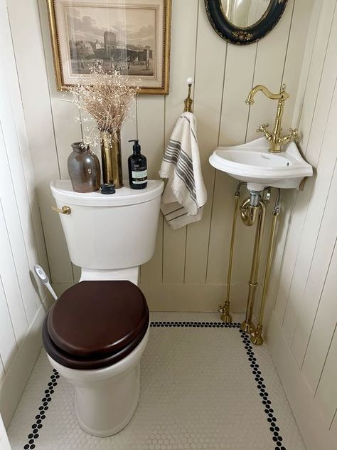 Tiny English Cottage Style Powder Room Makeover Tiny English Cottage, Tiny Cottage Bathroom, Tiny Powder Room, Bathroom Ideas On A Budget, Powder Room Makeover, Cottage Bathroom, Toilet Room, Small Toilet, Cottage Interior