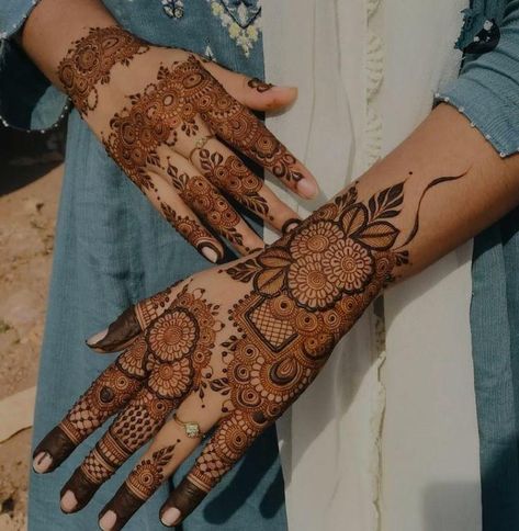 Mehndi On Hands, Mehendi New Design, Floral Back Hand Henna Designs, Mehendi Designs For Simple, Professional Mehndi Designs, Back Right Hand Mehndi Designs, Right Hand Mehndi Design Back, Mehendi Back Design, Mehedi Design Back Hand