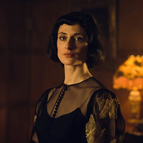 Pureblood Fashion, Lizzie Shelby, Lizzie Stark, Peaky Blinders Season 6, Mob Aesthetic, Peaky Blinders Dress, Natasha O'keeffe, Knights Of Walpurgis, Fire Fashion