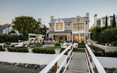 Step inside this dreamy modern southern farmhouse in Georgia Home On Harbor, Newport Beach House, Southern Farmhouse, Off Grid House, Harbor Island, Traditional Building, Waterfront Homes, Farmhouse Plans, Indoor Outdoor Living