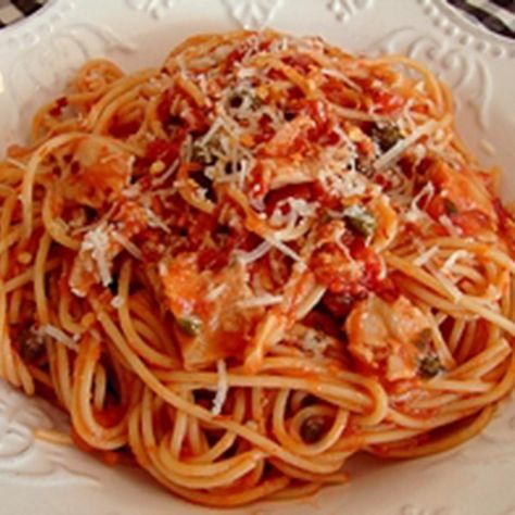 Chef John's Spaghetti with Red Clam Sauce | "This is one of my 'go to' recipes and it takes only about 15 minutes from start to finish. The only prep work really is mashing the garlic." #recipe #easy #quickandeasy Red Clam Sauce Recipe, Red Clam Sauce, Clam Sauce Recipe, White Clam Sauce, Clam Sauce, White Sauce Pasta, Chef John, Food Wishes, Seafood Pasta