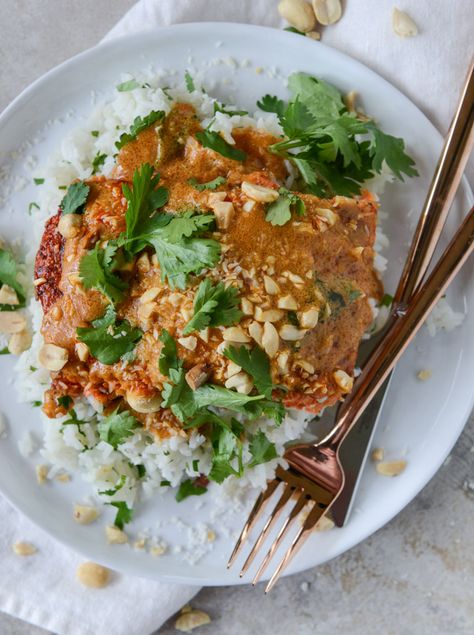 Salmon with Thai-Style Curry Peanut Sauce and Coconut Cilantro Rice. - How Sweet Eats Peanut Curry, Cilantro Rice, Healthy Salmon Recipes, Healthy Salmon, Winter Comfort Food, Salmon Fish, Thai Curry, Seafood Dinner, Peanut Sauce