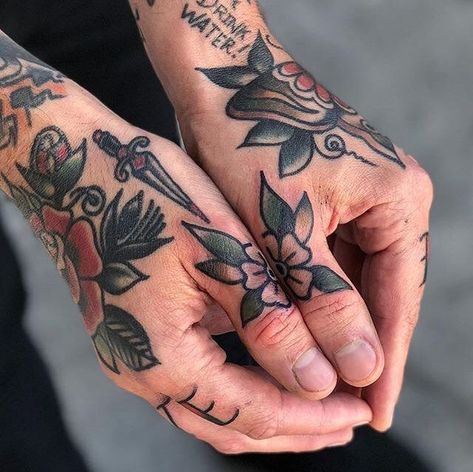 Old School Tattoos Traditional Knuckle Tattoos, Traditional Man Tattoo, Coding Tattoo, Knuckle Tattoos For Guys, Traditional Hand Tattoos, Western Hand Tattoos, Wolf Tattoo Traditional, Tattoo Daruma, Girly Hand Tattoos