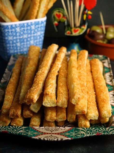 Easy Cheese Straws Cheese Straws Easy, Cheese Straws Recipe, Potato Cakes Recipe, Rough Puff Pastry, Nibbles For Party, Fancy Appetizers, Cheese Scones, Cheese Straws, Easy Cheese