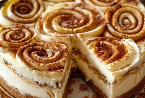 Cinnamon Roll Cheesecake Cinnamon Swirl Cheesecake, Recipe Desert, Roll Cheesecake, Mini Cheesecake Bites, Cinnamon Cheesecake, Cinnamon Roll Cheesecake, Cinnamon Recipes, Cracker Crust, Digestive Biscuits