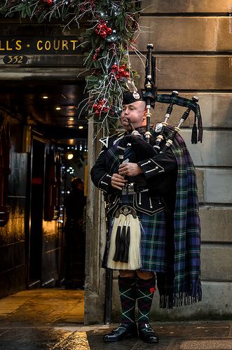 Edinburgh | Pedro Santos | Flickr Christmas In Scotland, Scottish Piper, Great Scot, Scotland Forever, Famous Castles, Tartan Christmas, Using Pinterest, Men In Kilts, Bagpipes