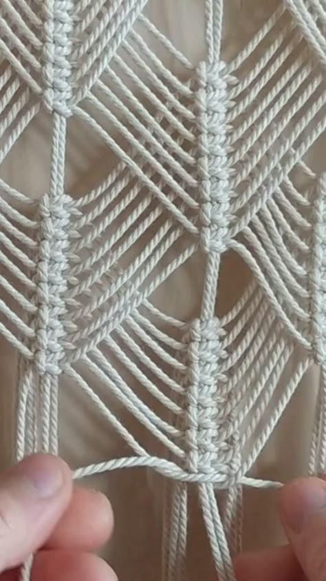 Vintage Macrame Patterns, Simpul Makrame, Pola Macrame, Wall Hanging Ideas, Tutorial Macramé, Macrame Wall Hanging Tutorial, Macrame Wall Hanger, Free Macrame Patterns, Macrame Plant Hanger Tutorial