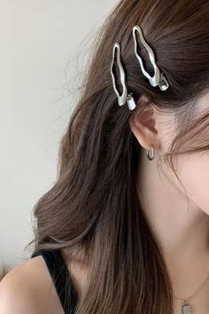 Hairstyle With Silver Clips, Side Pinned Hair, Hair Pins Hairstyles, Pinned Hair, Hair Clip Styles, Hair With Pins, Silver Hair Clips, Aespa Concert, Hair Accessories Silver