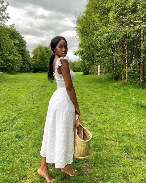 White Feminine Dress, White Fitted Dress Outfit, All White Picnic Outfit, Spring Dresses Black Women, Summer Outfits Outdoors, Summer Dresses For Black Women, Sun Dresses Aesthetic, Picnic Dress Ideas, Sundress Black Women