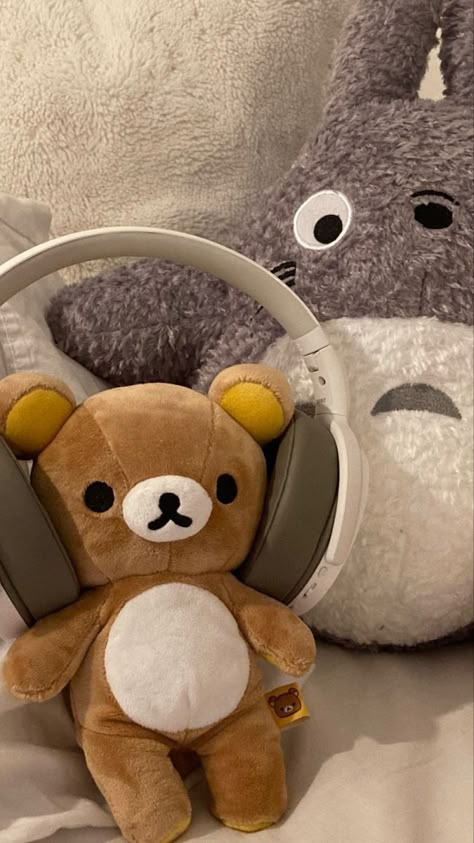 Rilakkuma Plushie, Rilakkuma Wallpaper, Cute Headphones, Cute Bedroom Ideas, Kawaii Plushies, Anime Animals, Cute Stuffed Animals, Silly Pictures, Cartoon Profile Pics