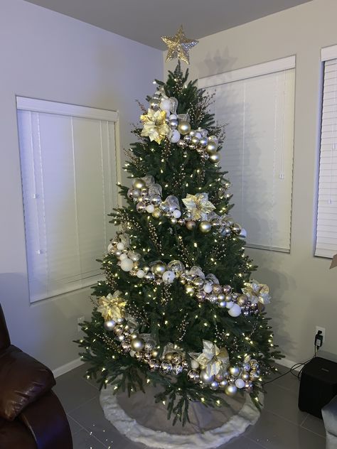 Simple Gold Christmas Tree, Rustic Xmas Tree Decorations, Gold Xmas Tree Decorations, Gold Christmas Tree Decorations Ideas, Decorated White Christmas Trees, Christmas Tree Gold And White, Christmas Tree White And Gold, Christmas Tree Ideas Simple, Rustic Christmas Tree Decorations