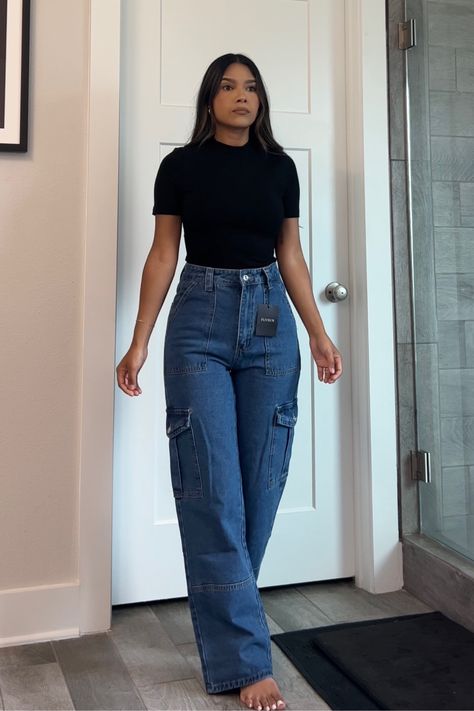 Jeans Outfit College, Jeans Basic Outfit, Basic College Outfits Summer, How To Wear Cargo Jeans, Casual Outfits For College, Cargo Style Outfit Ideas, Look Mom Jeans, Basic Everyday Outfits Casual, Casual Everyday Cargo Jeans