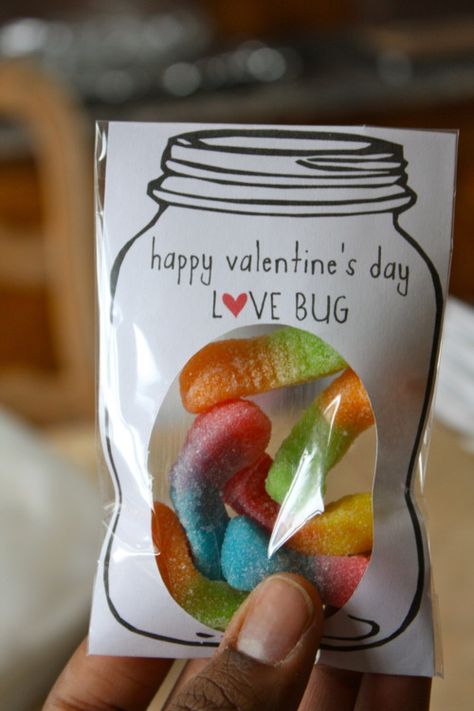 Cutest Valentine's idea with a mason jar!  #valentinesday, Since my love bug loves gummy worms almost as much as I do. Pinterest Gift Ideas, Valentines Day Sayings, Cute Valentine Ideas, Saint Valentin Diy, Valentines Bricolage, Candy Grams, Happy Hearts Day, Heart Day, Love Bug