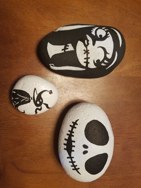 Nightmare before Christmas  painted rocks Paintings On Stones, Cool Rock Designs, Artistic Rock Painting, Creative Easy Paintings, Little Rock Painting Ideas, Rocking Painting Ideas, Rock Inspo Painting, Jack Skellington Rock Painting, Paint On Rocks Ideas