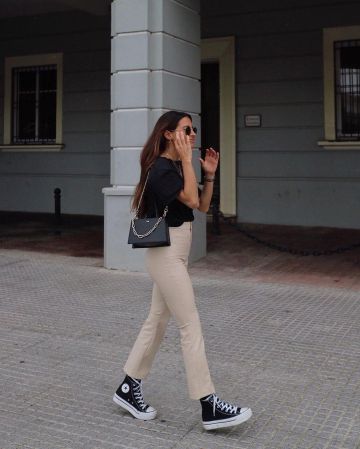 Leather White Pants of Maria Tere­sa Valdes on the In­sta­gram ac­count @mar­valdel #Leather #White #Pants of #MaríaValdés  #In­sta­grampic #@mar­valdel   #fashion #outfits" Converse Fits, Converse Outfit, Converse High Top, Casual Outfit Ideas, Outfits With Converse, Mode Casual, Streetwear Casual, Nov 2, Moda Vintage