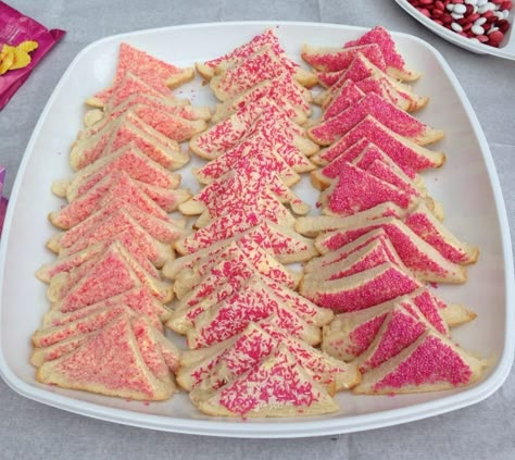 Pink Princess Party Food, Fairy Bread Platter, Pink Ribbon Breakfast Decorations, Pink Platter Ideas, Brunch Themes Ideas, Pink Ribbon Breakfast Ideas, Pink Fruit Platter, Healthy Pink Snacks, Pink Food Platter