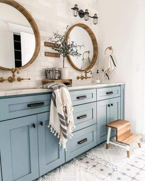 Ocean Bathroom Ideas, Lake House Bathroom Ideas, Lake House Bathrooms, Vintage Blue Bathroom, Kid Friendly Bathroom, Lake Bathroom, Light Blue Bathroom, Farmhouse Bathrooms, Lake House Bathroom