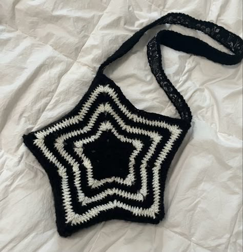 Crochet Black Aesthetic, Black And White Crochet Projects, Black Bag Crochet, Emo Crochet Bag, Crochet Inspo Bag, Crochet Ideas With Black Yarn, Black Things To Crochet, Black And White Crochet Ideas, Cross Body Crochet Bag