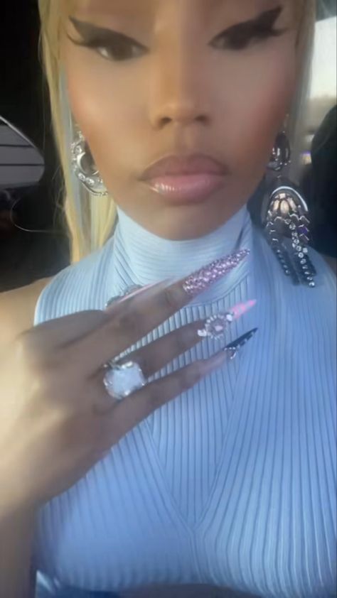 Nicki Minaj Eyeliner, Nicki Minaj Jewelry, Nicki Minaj Nails, Nicki Minaj Makeup, Nicki Minaj Photos, Whatsapp Profile, Whatsapp Profile Picture, Gold Lips, No Eyeliner Makeup