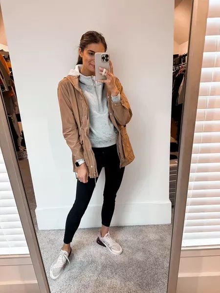 Rainy Day Joggers Outfit, Womens Rainy Day Outfits Casual, Rainy Day Sports Mom Outfit, Rainy Day Vacation Outfit, Rainy Athleisure Outfits, Rainy Weekend Outfit, Cloudy Day Outfit Work, Women’s Rainy Day Outfits, What To Wear On Rainy Days