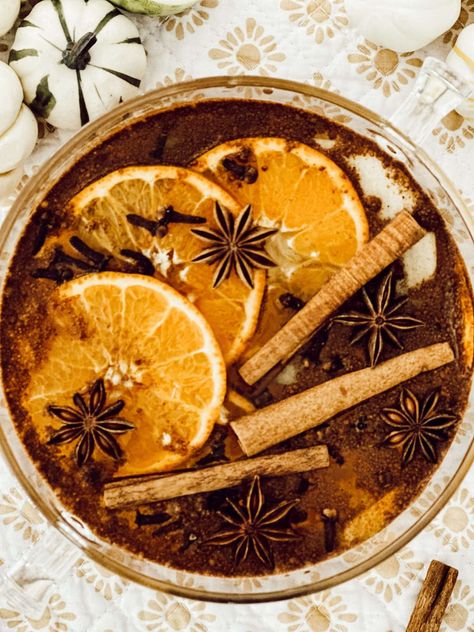 Use natural ingredients to create the coziest fall atmosphere in your home with this fall simmer pot recipe that smells just like pumpkin spice. Fall Simmer Pot Smells, Make Home Smell Like Fall, Pumpkin Pie Simmer Pot, Apple Cider Simmer Pot, Fall Steam Pot, Simmer Pot Recipes Fall Stove, Fall Summer Pot Recipes, Pumpkin Simmer Pot, Potpourri Aesthetic