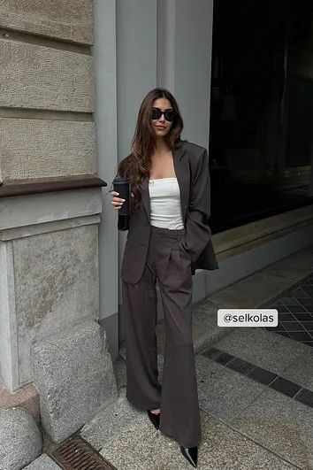 High Waisted Trousers Outfit, Blazer Outfits For Women Classy, Brown Blazer Outfit, Claire Rose, Cute Professional Outfits, Blazer Outfits For Women, Trouser Outfit, Short Brown Hair, Brown Blazer