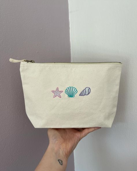 Summer 🐚🐬 #summer #beach #beachbag #shell #embroidery Beach Tote Bags Diy, Beach Tote Bags Summer, Shell Embroidery, Clothes Painting, Summer Accessories Beach, Totes Ideas, Summer Embroidery, Shell Bag, Stylist Tattoos