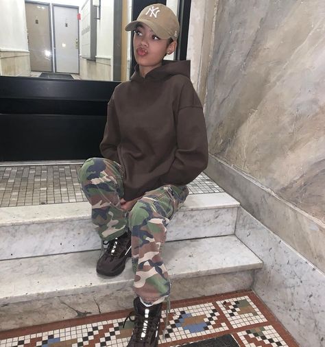 Brown Yeezy Boots Outfit, Rick Owen Boots, Yeezy Boots Outfit, Desert Boots Outfit, Styling Sneakers, Yeezy Boots, Black Boots Outfit, Dope Fits, Boujee Outfits