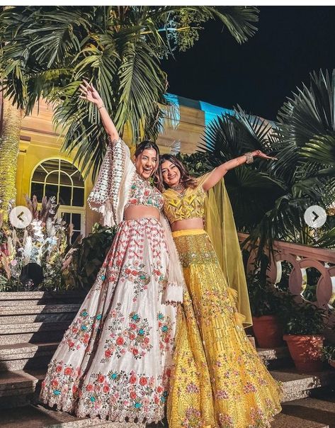 Weeding Outfit Sisters, Indian Bridesmaid Dress, Lehenga Photoshoot Poses, Lehngas For Bride Sister, Sister Wedding Photoshoot Poses, Sister Poses Traditional, Sister Poses In Traditional, Sisters Photoshoot Poses Traditional, Mhendi Photo Shoot With Friends