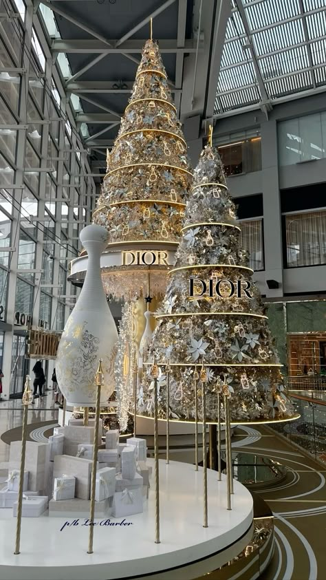 Dior Christmas Decor, White And Gold Christmas Aesthetic, Gold Christmas Tree Aesthetic, Christmas Airport, Dior Christmas Tree, Dior Christmas, Christmas Shop Window, Luxury Christmas Decor, Christmas Booth