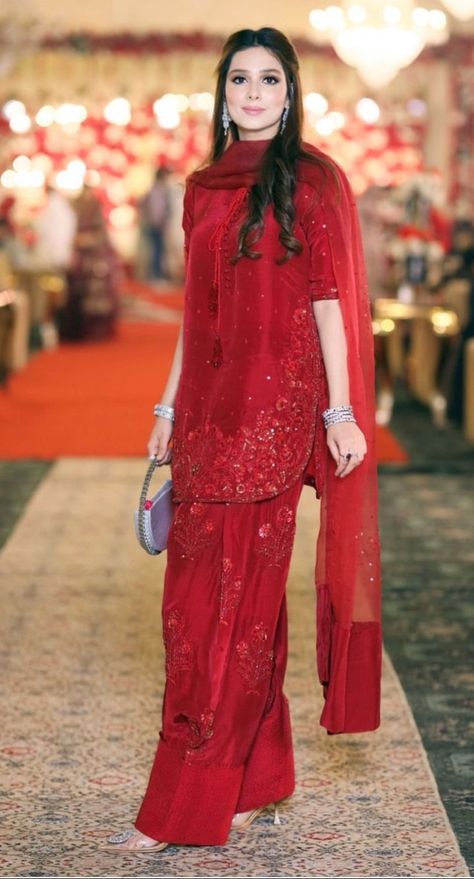 Muslim Brides Indian, Velvet Dresses Outfit, Bridal Suits, Desi Dress, Traditional Attires, Stitching Ideas, Pakistani Fancy Dresses, Pakistani Fashion Party Wear, Dress Design Patterns