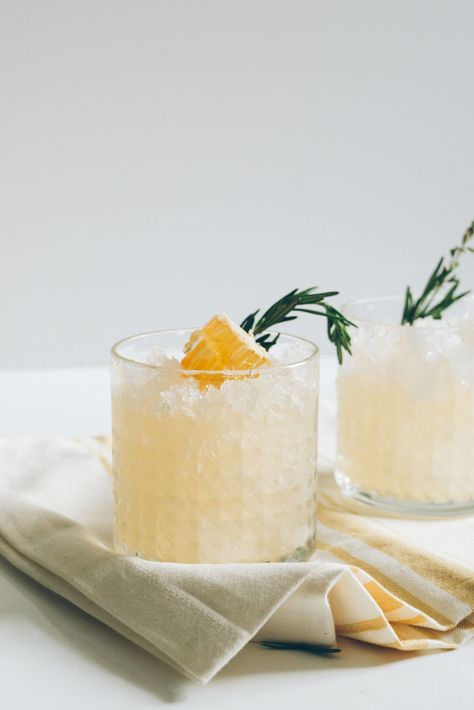 Entertaining Recipes | Spring Ginger Honey Switchel Drink Ginger Cocktails, Cocktail Gin, Moscow Mules, Ginger Honey, Arnold Palmer, Milk Shakes, Ginger And Honey, Sweet Drinks, Pretty Drinks