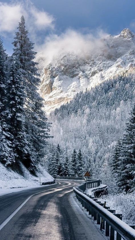 Christmas Snowy Background, Snowy Mountains Photography, Mountain Aesthetic Snow, Snowy Road Aesthetic, Country Winter Aesthetic, Winter Romance Aesthetic, Snowy Aesthetic Wallpaper, Aesthetic Skiing Pictures, Snowy Mountain Aesthetic