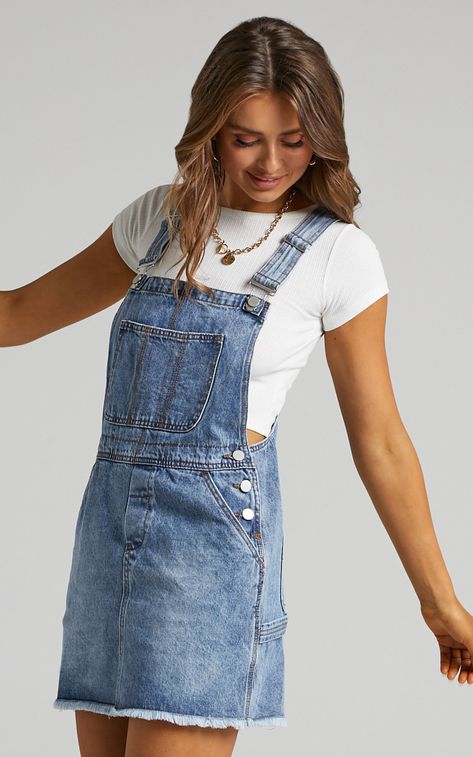 Jean Overall Dress Outfit, Jean Overall Dress, Denim Dress Outfit, Overall Skirt, Overalls Outfit, Jumper Outfit, Dungaree Dress, Gaun Fashion, Denim Overall Dress