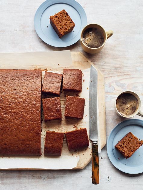 Mary Berry's Granny's Gingerbread - The Happy Foodie Mary Berry Gingerbread, Mary Berry Ginger Cake, Parkin Cake Recipe, Parkin Recipes, Mary Berry Cooks, Gingerbread Loaf, Gingerbread Cake Recipe, Mary Berry Recipe, Tray Bake Recipes