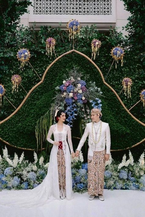 Traditional Javanese Wedding Rituals and Their Modern Interpretations Wedding Theme Design, Javanese Wedding, Kebaya Wedding, Wedding Event Dresses, Indonesian Wedding, Pre Wedding Photoshoot Outfit, Foto Wedding, Wedding Photoshoot Props, Dream Wedding Decorations