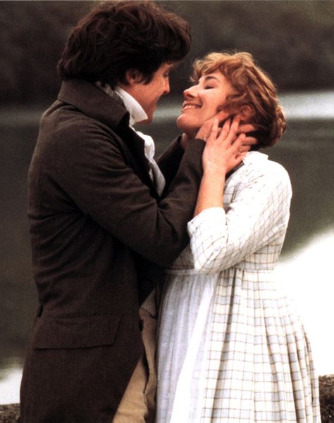 Emma Thompson and Hugh Grant as Elinor Dashwood and Edward Ferrars in Sense and Sensibility (1995). #SenseandSensibility #1995 #EmmaThompson #HughGrant #JaneAusten #classic #movie Elinor And Edward, Hugh Grant Sense And Sensibility, Elinor Dashwood Aesthetic, Sense And Sensibility Aesthetic, Books Aestethic, Edward Ferrars, Elinor Dashwood, Austen Aesthetic, Sense And Sensibility 1995