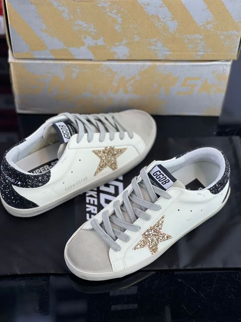 Trendy Womens Sneakers, Golden Goose Outfit, Mode Turban, Goose Shoes, Fresh Shoes, Fancy Shoes, Shoe Inspo, Golden Goose Shoes, Classy Casual Outfits