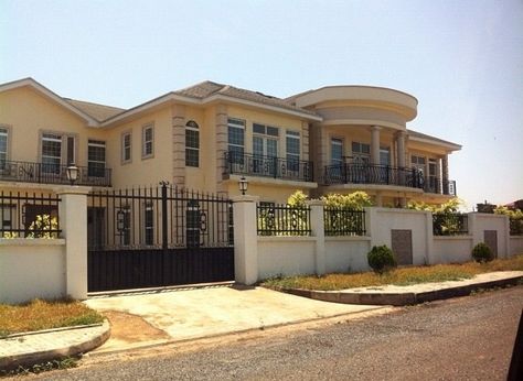 Accra in Ghana's beauty! 7-bed property with its own pool of course African Mansion Aesthetic, African Luxury Homes, African House Design Exterior, Nigerian Mansions, Ghana Houses, Ghana Homes, African Mansion, Nigerian Houses, African Homes