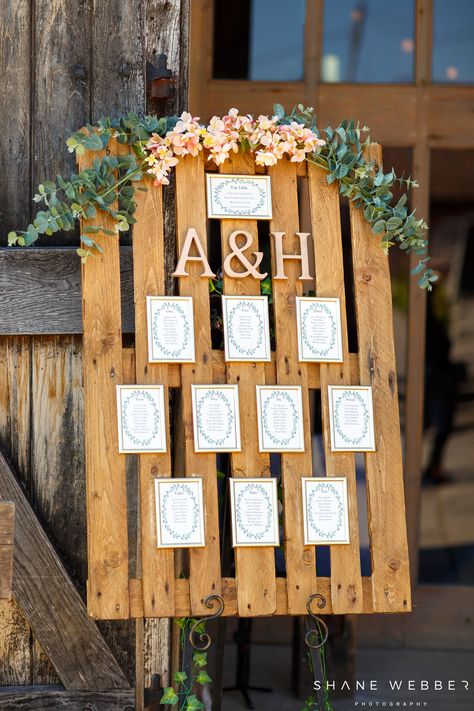 Cheap Table Seating Chart, Wedding Table Plan Pallet, Wood Pallet Seating Chart, Pallet Seating Chart Wedding, Table Sitting Plan Ideas, Pallet Table Plan, Wedding Sitting Plan, Pallet Wedding Decor, Seating Chart Wedding Diy